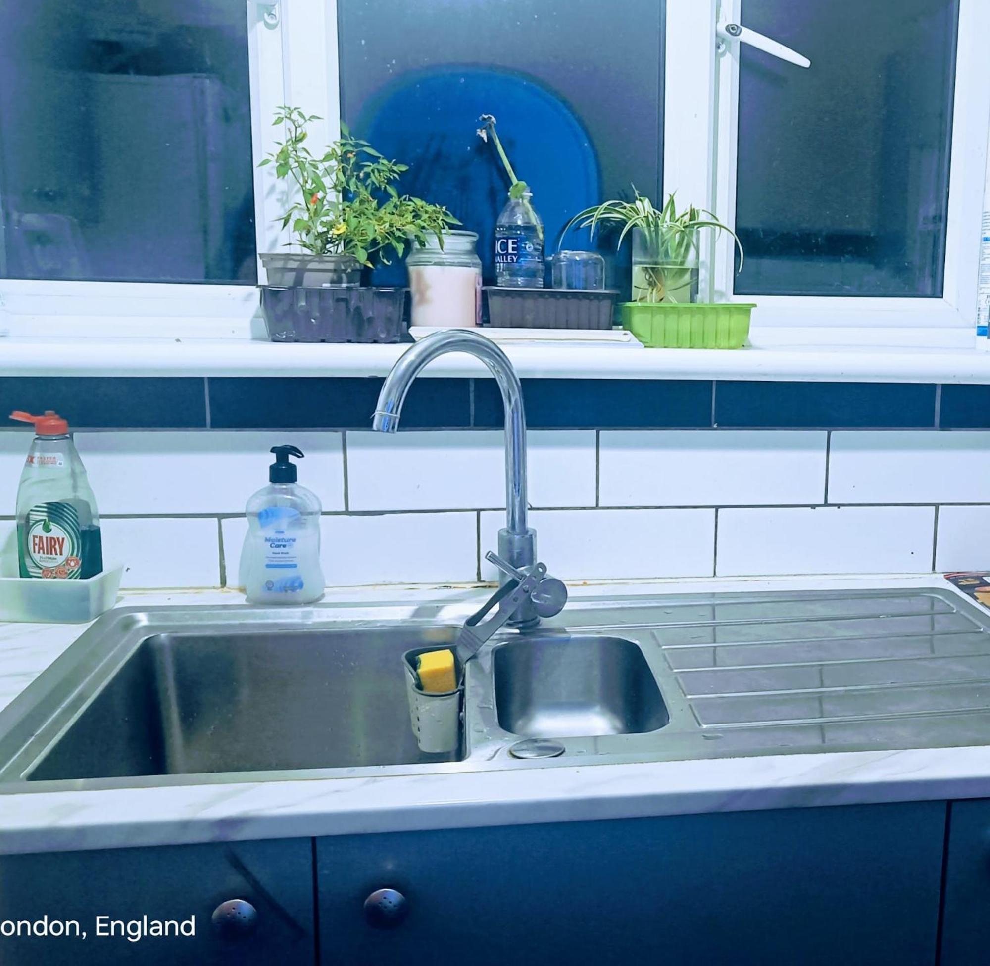 London'S Bed With Breakfast & Free Parking Apartment ภายนอก รูปภาพ